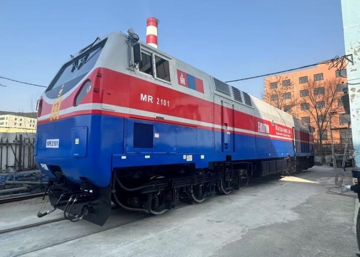 ما هي التحسينات في تخطيط المقصورة في تجديد القاطرات؟